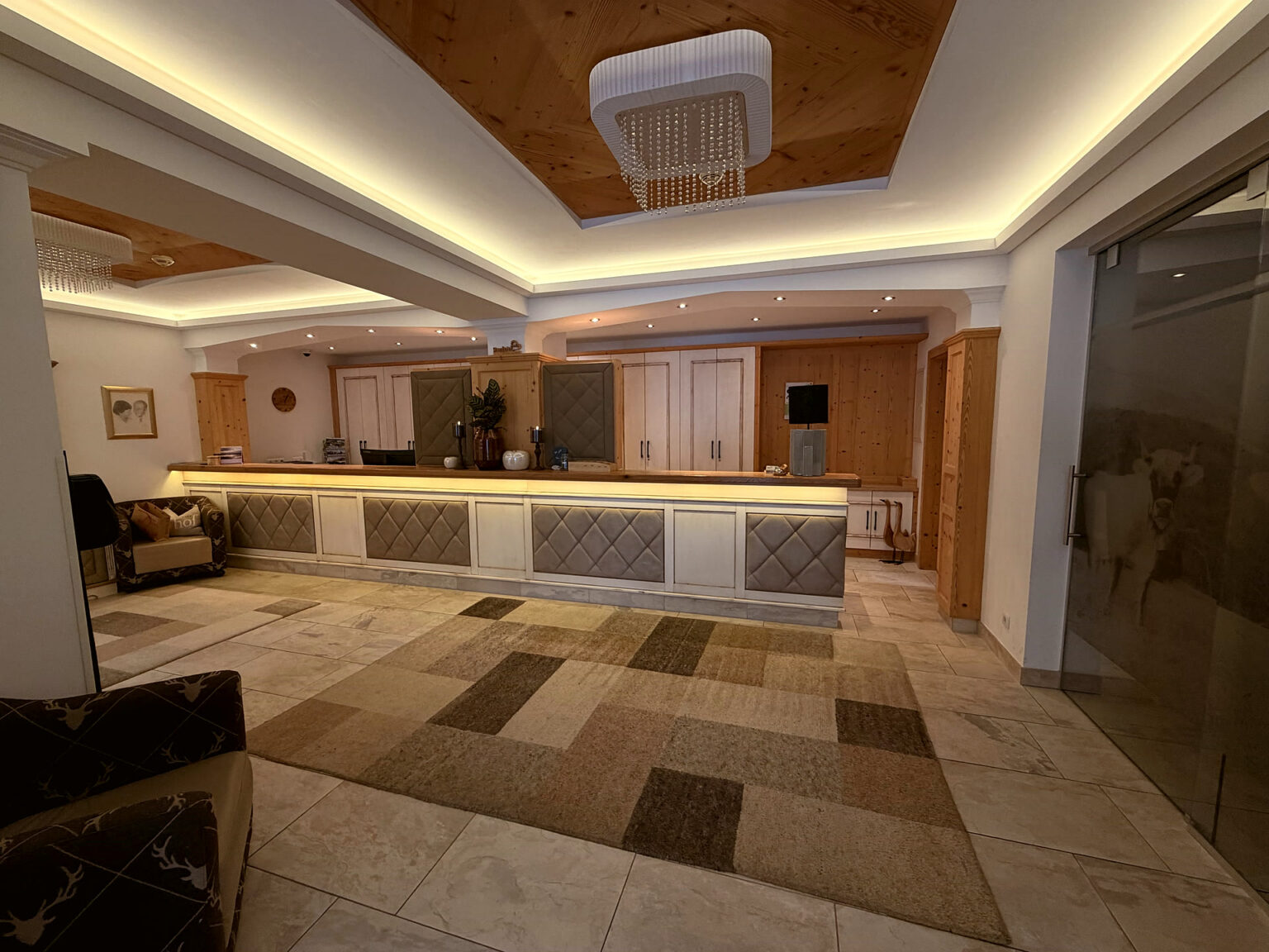Eingangsbereich des Auenhotel Tux mit Rezeption