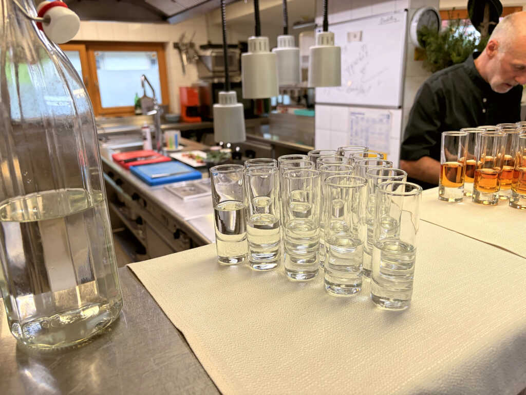 Gläser zum gemeinsamen Anstoßen in der Küche